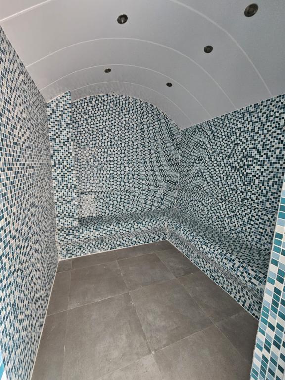 576