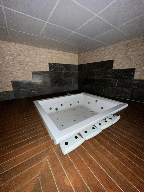 576