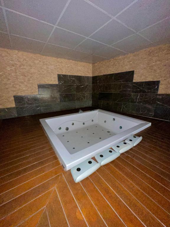 576