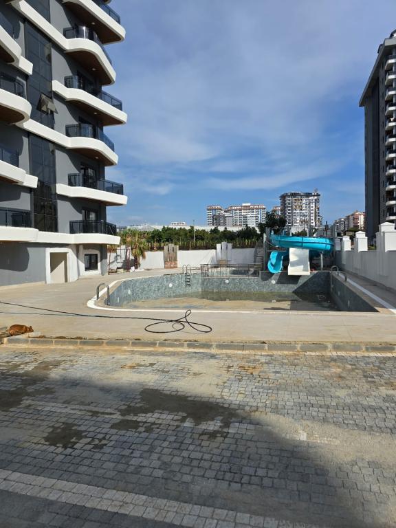 576
