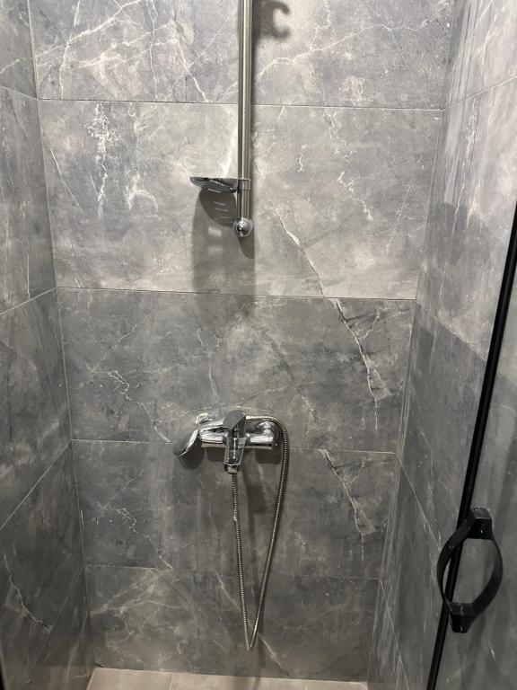 576