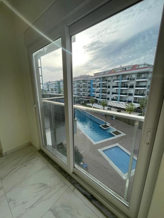 576